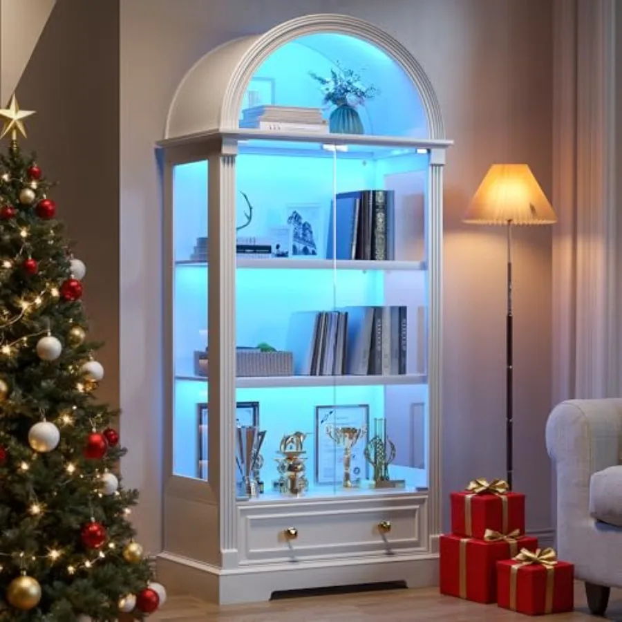 Cabinet Hinges - リビングルーム用の、ガラス扉とLEDライト付きの飾り棚。木目調の仕上げ、暖色系の白色、高さ調節可能な棚、そしてソフトクローズ機能付きの蝶番。