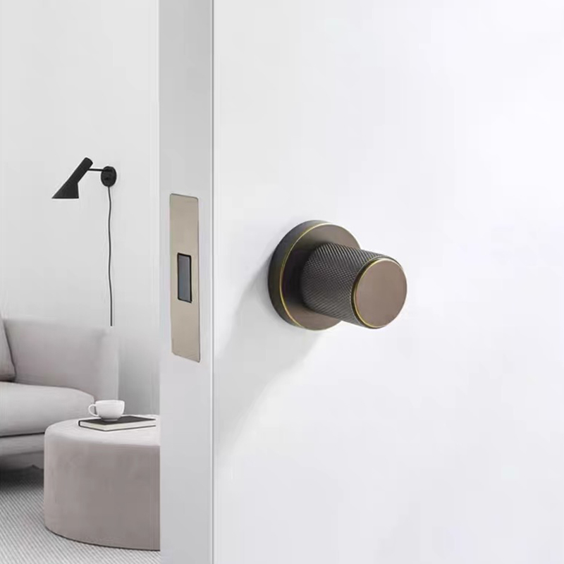 Door Handle - モダンな木製ゴールドの静音式丸型ドアハンドル。隠し錠、ブラックのモルタイス錠、内装用、寝室用、ミニマルなデザイン、表面に刻み模様。